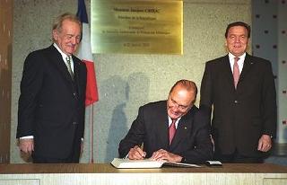 Signature du livre d'or lors de l'hommage au Général de Gaulle et au chancelier Adenauer (Fondation Konrad Adenauer).