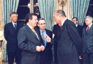 Entretien du Président de la République et de M. Gerhard SCHROEDER, chancelier de la République Fédérale d'Allemagne.