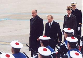 Le Président de la République et le Président Poutine passent les troupes en revue.