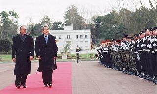 Le PrÃ©sident de la RÃ©publique et M. Tony Blair, Premier ministre du Royaume Uni de Grande Bretagne et d'Irlande du nord passent les trou ...