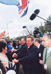 Bain de foule du Président de la République et de M. Tony Blair.