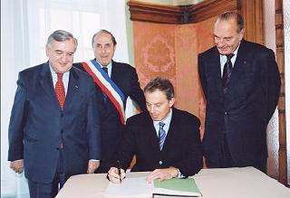 Signature du Livre d'or par M. Tony Blair.