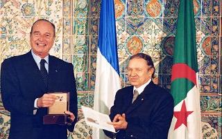 Le Président de la République remet le sceau du Dey d'Alger au Président Bouteflika .