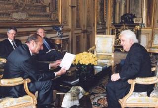 Remise au Président de la République du rapport de la Commission nationale de déontologie de la sécurité par M. Truche.