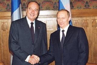 Le Président de la République est accueilli par M. Vladimir Poutine, Président de la Fédération de Russie.