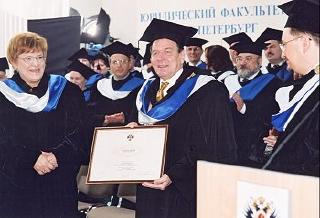 Remise du diplôme de docteur Honoris Causa de l'université de Saint-Petersbourg au chancelier Gerhard Schröder.