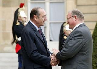 Le Président de la République salue M. Goeran Persson, à l'issue de leur entretien.