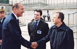 Le PrÃ©sident de la RÃ©publique salue M. FrÃ©dÃ©ric Florin (rÃ©dacteur en chef photo AFP), auteur des photographies constituant l'ex ...