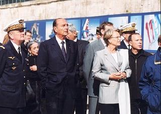 Le Président de la République visite l'exposition réalisée pour le cinquantenaire de la Patrouille de France.
