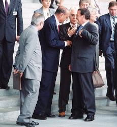 Le Président de la République salue M. Gerhard Schröder, avant son départ.