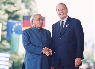 Le Président de la République accueille M. Atal Bihari Vajpayee, Premier ministre de la République indienne.
