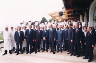 Photo de famille du G8 en compagnie du personnel de l'hôtel Royal d'Evian.