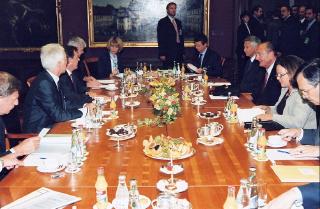 Entretien du Président de la République et de M. Gerhard Schröder chancelier de la République fédérale d'Allemagne