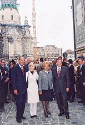 Le Président de la République, le chancelier allemand et leurs épouses remontent la rue vers l'église Notre-Dame (Frauenkirche).