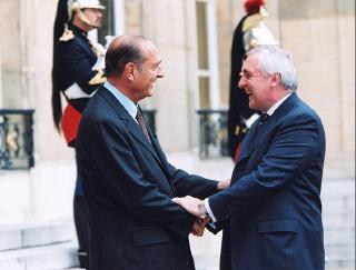 12.09.2003 - le PrÃ©sident de la RÃ©publique salue M. Berthie Ahern, Premier ministre de la RÃ©publique d'Irlande à l'issue de l ...