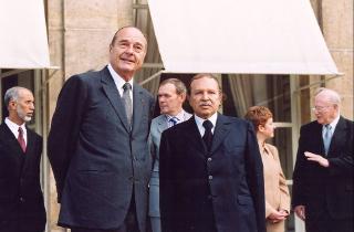 Entretien informel du Président de la République et de M. Abdelaziz Bouteflika (terrasse du Palais face au parc)