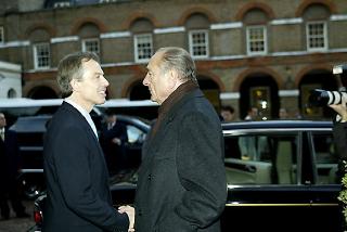 Sommet franco-britannique - dÃ©part du PrÃ©sident de la RÃ©publique saluÃ© par M. Tony Blair, Premier ministre du Royaume Uni de Grande ...