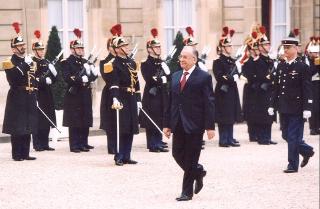 Arrivée de M. Ion Iliescu, Président de la République de Roumanie (cour d'honneur)