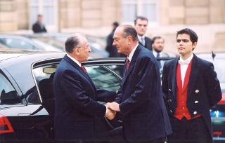 Le Président de la République salue le Président roumain avant son départ