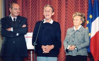 Remise du Grand prix universel des cultures au père Pierre Ceyrac (salle des Fêtes)