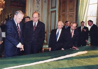 Visite de M. Jean ChrÃ©tien, Premier ministre du Canada - prÃ©sent offert au PrÃ©sident de la RÃ©publique (dent de narval, mammifÃ¨re ...