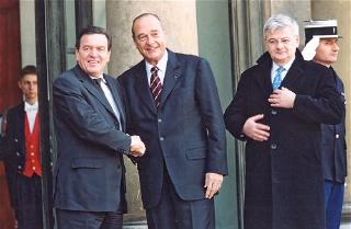 Le Président de la République salue à son arrivée M. Gerhard Schröder, chancelier de la République fédérale d'Allemagne