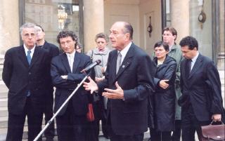 Propos du PrÃ©sident de la RÃ©publique devant la presse à l'issue de la rÃ©union de travail sur la recherche contre le SIDA (cour ...