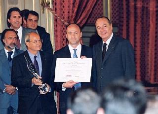 Remise du Prix de l'Audace créatrice 2003 à M. Jacques Dikansky, fondateur de l'entreprise Naturex