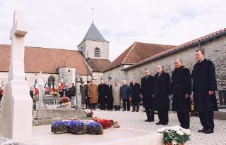 Hommage au gÃ©nÃ©ral de Gaulle - le PrÃ©sident de la RÃ©publique se recueille devant la tombe du gÃ©nÃ©ral en compagnie de l'amira ...