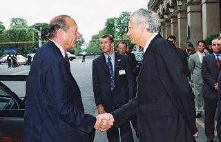 Le Président de la République est accueilli à son arrivée par M. Dominique de Villepin, ministre des Affaires étrangères.