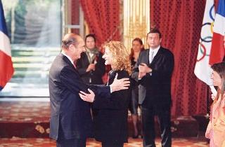 Le Président de la République remet à M. Gwendal Peizerat les insignes de chevalier dans l'Ordre de la Légion d'Honneur.