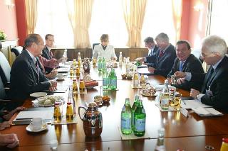 Déjeuner de travail du Président de la République et du chancelier Gerhard Schröder accompagnés de leurs collaborateurs