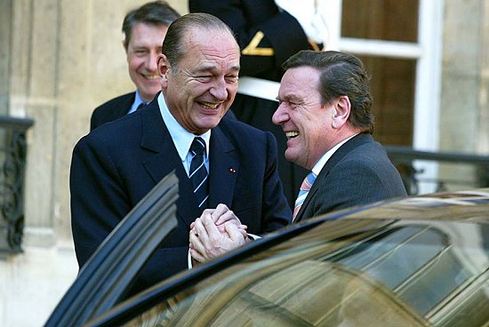 Le Président de la République accueille M. Gerhard Schröder, chancelier de la République fédérale d'Allemagne (cour d'honneur)