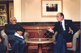 Célébration du Tricentenaire de Saint-Petersbourg - entretien avec M. Atal Behari Vajpayee, Premier ministre indien à bord du 