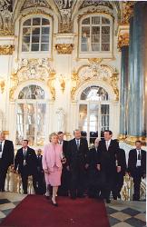 CÃ©lÃ©bration du Tricentenaire de Saint-Petersbourg - arrivÃ©e du PrÃ©sident de la RÃ©publique et de Mme Jacques Chirac, au Palais de ...