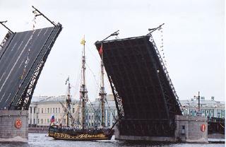 Célébration du Tricentenaire de Saint-Petersbourg - spectable aquatique donné sur le fleuve Neva (quai de l'Ermitage).