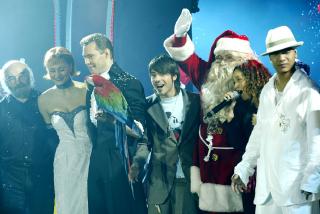 Les artistes viennent saluer les enfants à la fin du spectacle de l'arbre de Noël 2003
