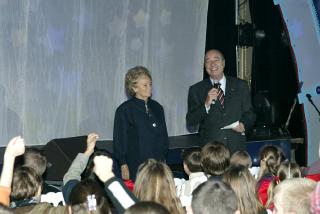 Le Président de la République et Madame Jacques Chirac devant les enfants lors de l'arbre de Noël 2003