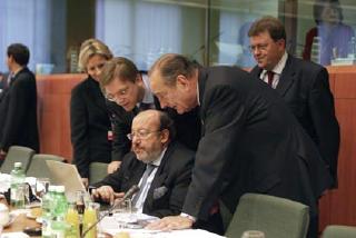 Le Président de la République en compagnie du premier ministre belge Guy Verhofstadt, et le ministre des Affaires étrangères Louis Michel