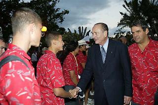 Le Président de la République en compagnie de sportifs ayant participé aux derniers Jeux du Pacifique