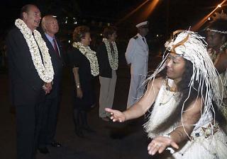 Accueil traditionnel du PrÃ©sident de la RÃ©publique à l'aÃ©roport de Tahiti-Faa'a en compagnie de M. Gaston Flosse, SÃ©nateur ...