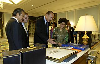 DÃ®ner officiel offert en l'honneur du PrÃ©sident de la RÃ©publique par le Docteur MAHATHIR bin Mohamad Premier Ministre de Malaisie ##C ...