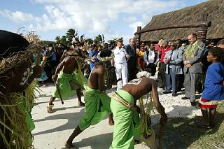 Accueil coutumier devant le Faré à Lifou