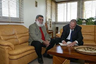 Signature du livre d'or par le Président de la République, en compagnie de M. Paul Neaoutyine, Président de l'Assemblée de la Province Nord