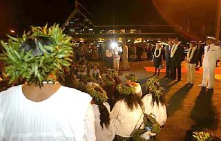 Accueil traditionnel du Président de la République et de Mme Jacques Chirac à l'aéroport de Tahiti-Faa'a