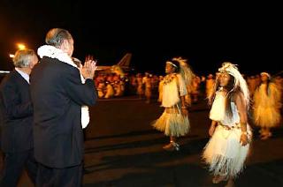 Accueil traditionnel du PrÃ©sident de la RÃ©publique à l'aÃ©roport de Tahiti-Faa'a en compagnie de M. Gaston Flosse, SÃ©nateur ...