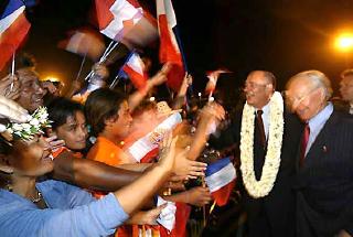 Accueil populaire du PrÃ©sident de la RÃ©publique à l'aÃ©roport de Tahiti-Faa'a en compagnie de M. Gaston Flosse, SÃ©nateur, P ...