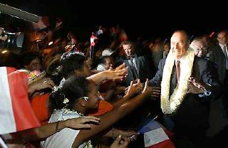 Accueil populaire du PrÃ©sident de la RÃ©publique à l'aÃ©roport de Tahiti-Faa'a en compagnie de M. Gaston Flosse, SÃ©nateur, P ...