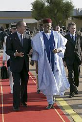 ArrivÃ©e du PrÃ©sident de la RÃ©publique à l'aÃ©roport Diori Hamani - Accueil par M. Mamadou Tandja, PrÃ©sident de la RÃ©pu ...