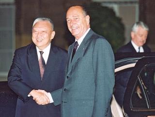 Le PrÃ©sident de la RÃ©publique salue M. Tung Chee Hwa, chef de l'exÃ©cutif du gouvernement local de Hong Kong à l'issue de leur ...